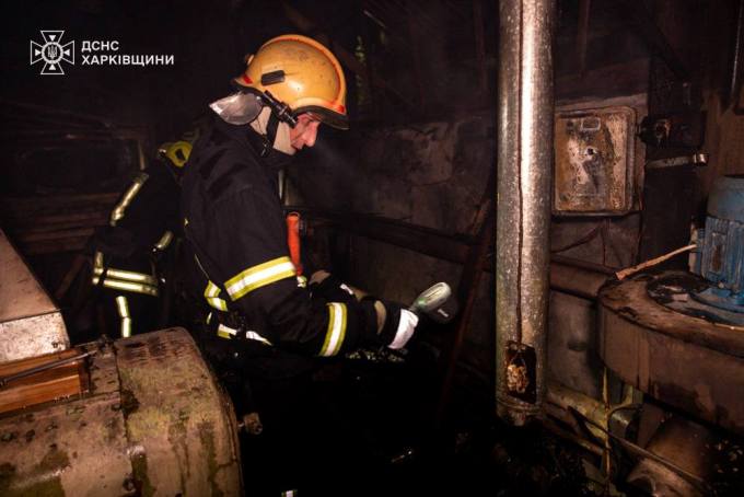 Харків: рятувальники ліквідували пожежу у будівлі приватного підприємства