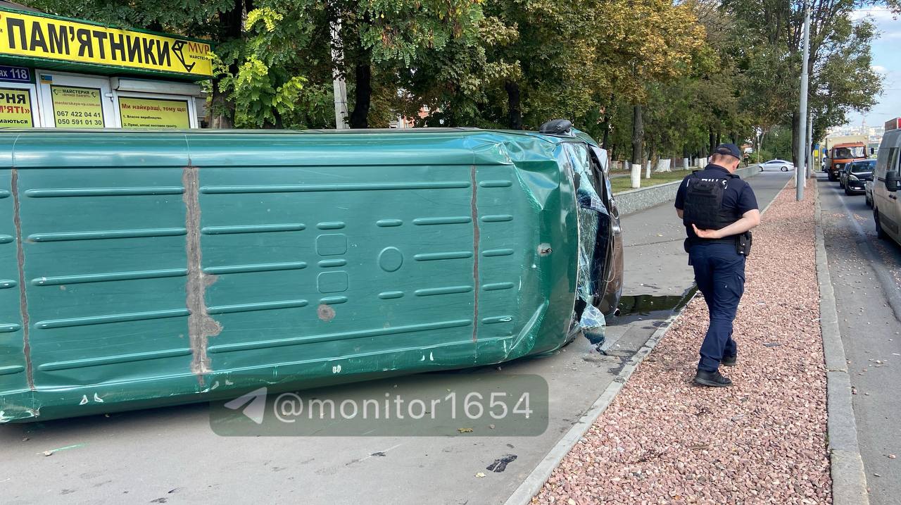 Перекинувся Mercedes на міській магістралі: Новини Харкова