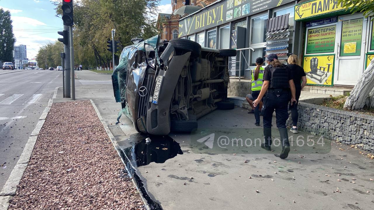 Перекинувся Mercedes на міській магістралі: Новини Харкова