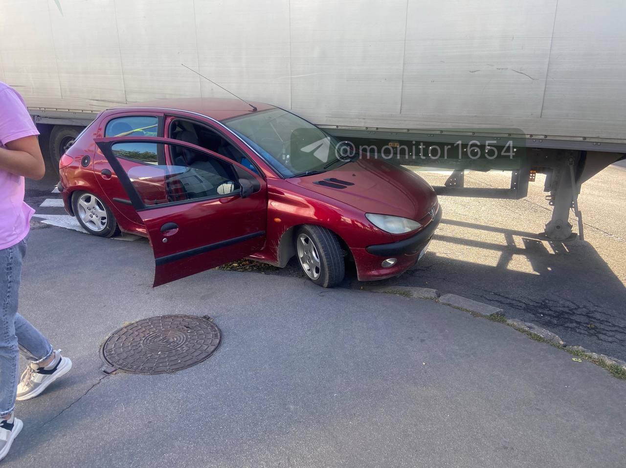 Влетів під фуру Renault водій на Peugeot: Новини Харкова