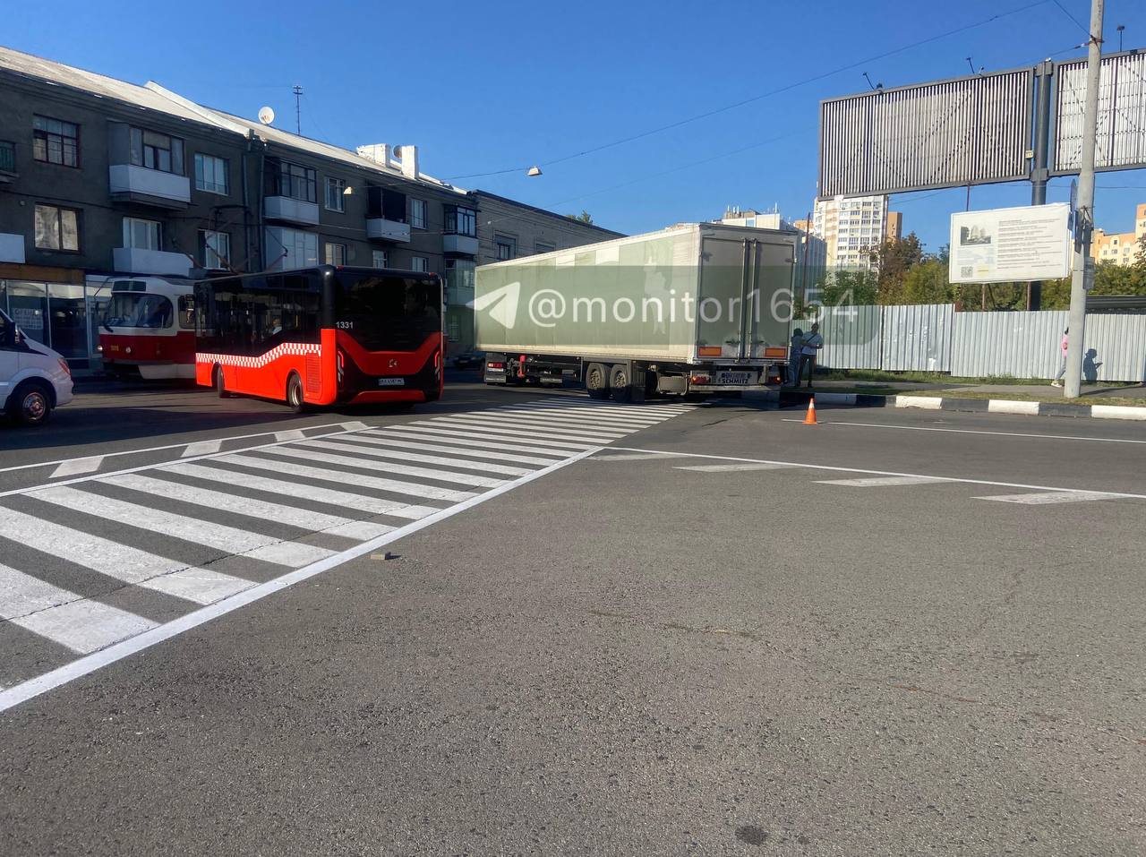 Влетів під фуру Renault водій на легковику Peugeot: Новини Харкова