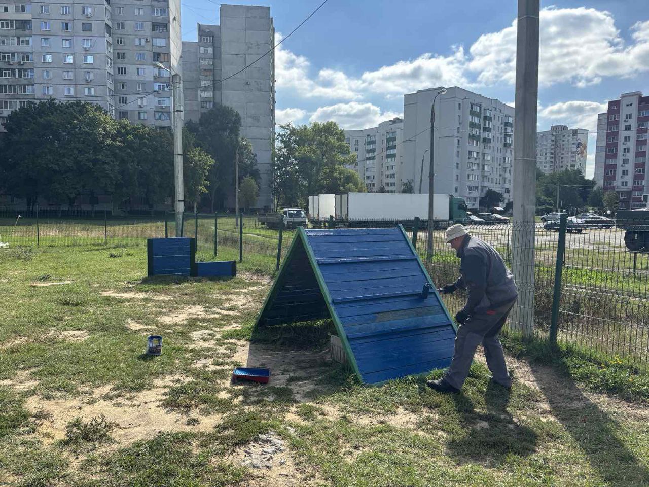 Відремонтували низку майданчиків для вигулу та дресирування собак комунальники: Новини Харкова