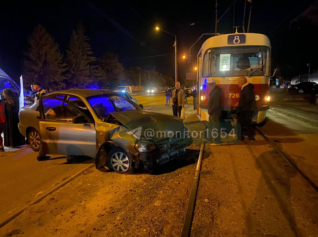 Зіткнулися та розлетілися у різні боки автівки на магістралі міста Daewoo Lanos та ВАЗ2199: Новини Харкова