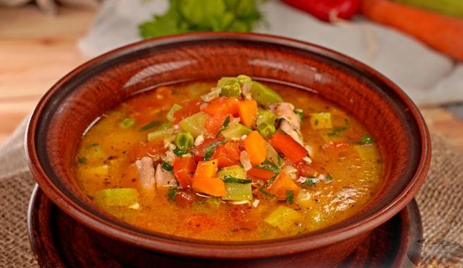 Як приготувати суп-рагу з куркою та овочами: рецепти
