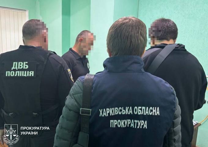 Харків’янин отримав права через хабар: викрито поліцейського та двох спільників