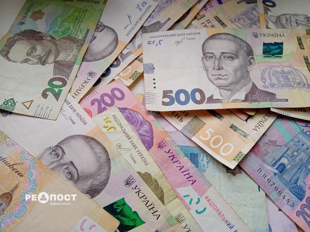 Обмежити зарплати чиновників пропонують у парламенті