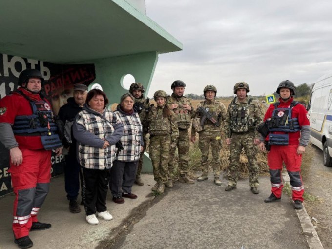 «Білі янголи» поліції евакуювали трьох жителів із Куп’янського району Харківщини