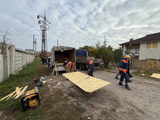 Новини Харкова: комунальники відновлюють будинки Новобаварського району після нічної атаки