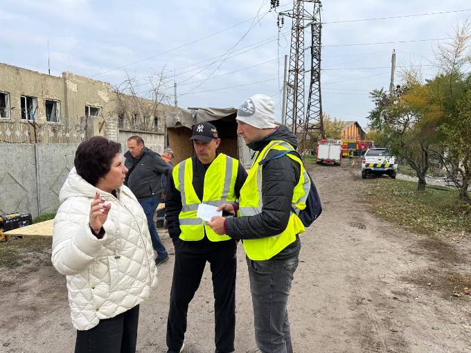 Новини Харкова: комунальники відновлюють будинки Новобаварського району після нічної атаки