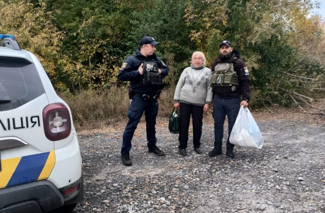 Поліцейські Харківщини евакуювали мешканку Козачої Лопані після обстрілів із рф