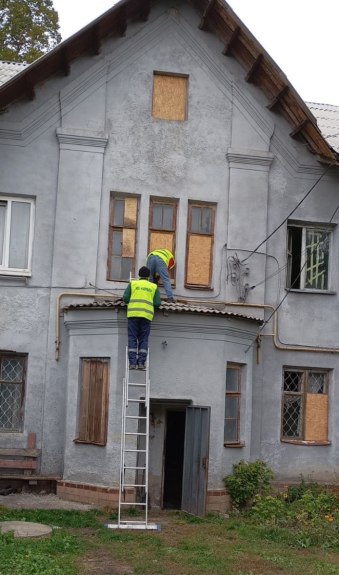 У Харкові триває відновлення пошкоджених обстрілами вікон