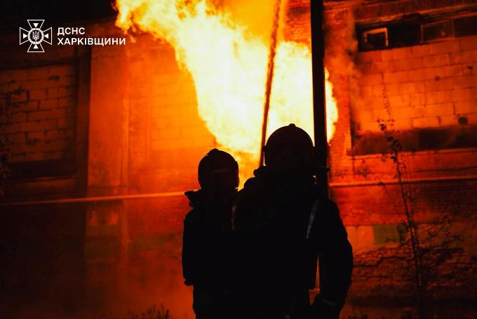 Харківські пожежники ліквідували пожежу після авіаудару по лікарні