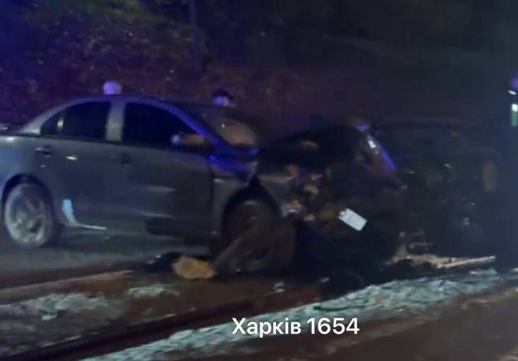 Розбилися автівки у жорсткій аварії у центрі міста: Новини Харкова