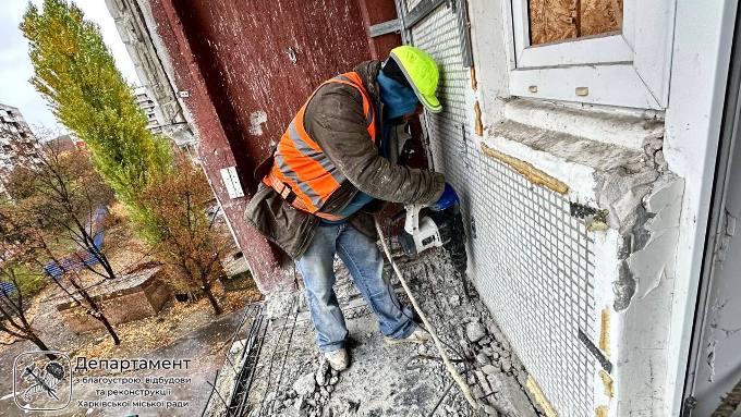 Внаслідок удару постраждали четверо осіб — діти та дорослі. Один з постраждалих перебуває у реанімації без свідомості, ще троє отримали травми різного ступеня тяжкості.