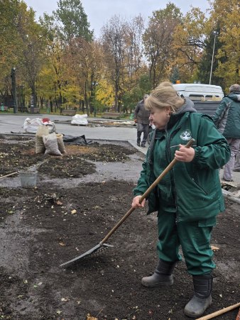 Новини Харкова: в саду Шевченка оновлюють клумби