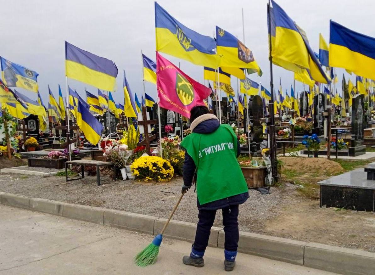 Прибирають гектар алей та вивозять 10 кубометрів сміття щодня комунальники з кладовищ міста: Новини Харкова