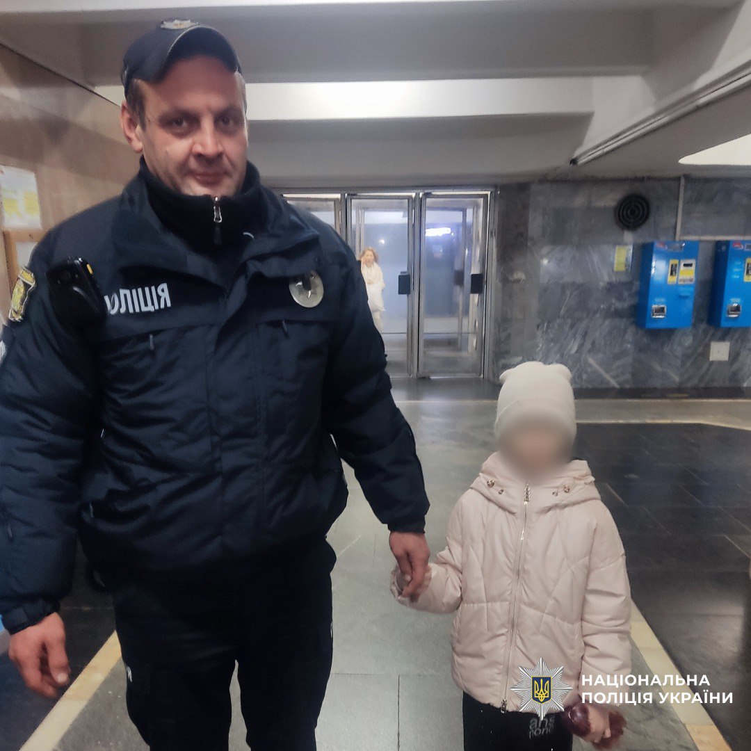 Знайшли маленьку дівчинку у метро поліцейські: Новини Харкова