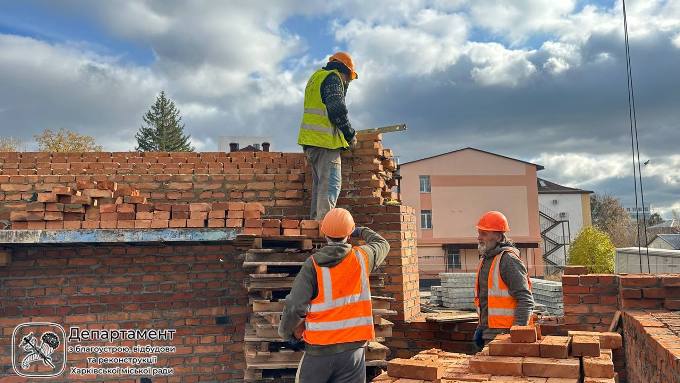 У Харкові відновлюють будинок на Ахієзерів, пошкоджений під час обстрілів