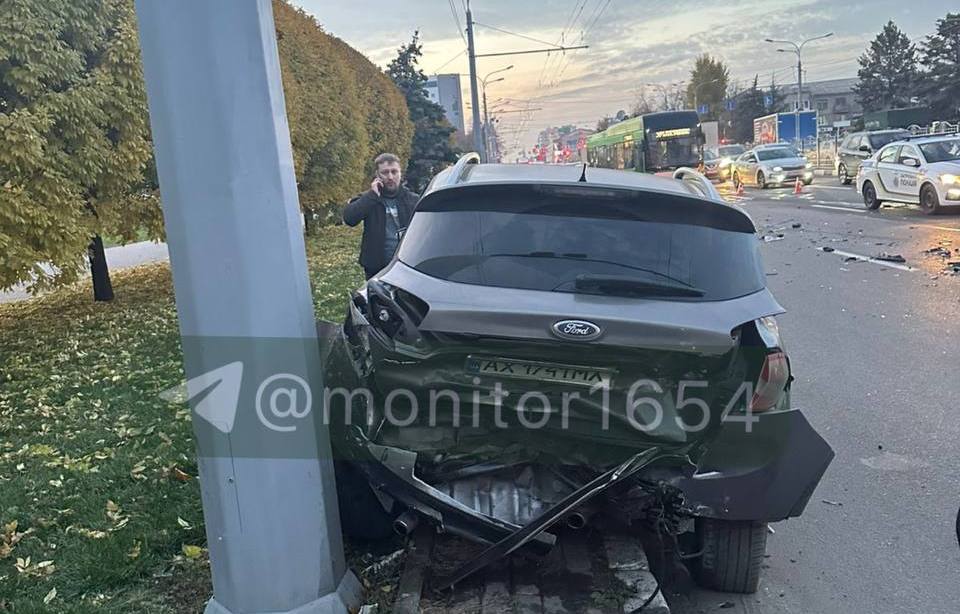 Розбилися автівки під час аварії на міській магістралі: Новини Харкова
