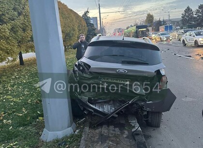 На харківський магістрали вщент розбилися автівки (фото)