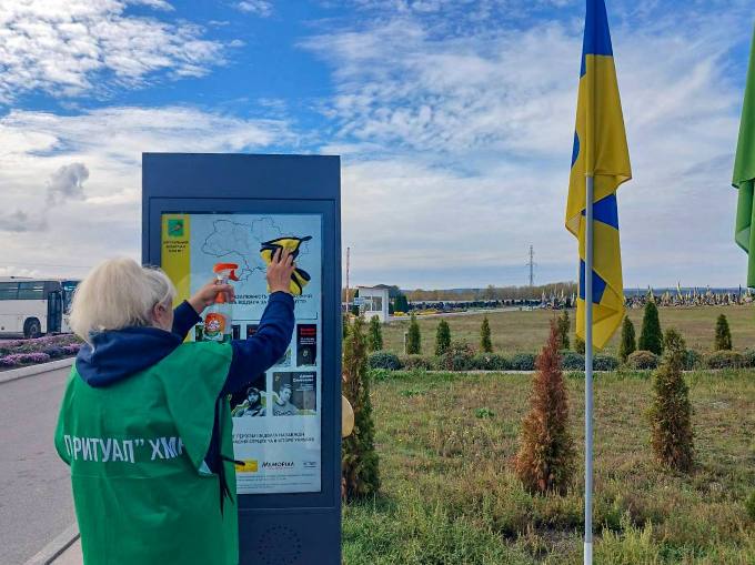 У Харкові комунальники прибрали понад 5 гектарів територій кладовищ