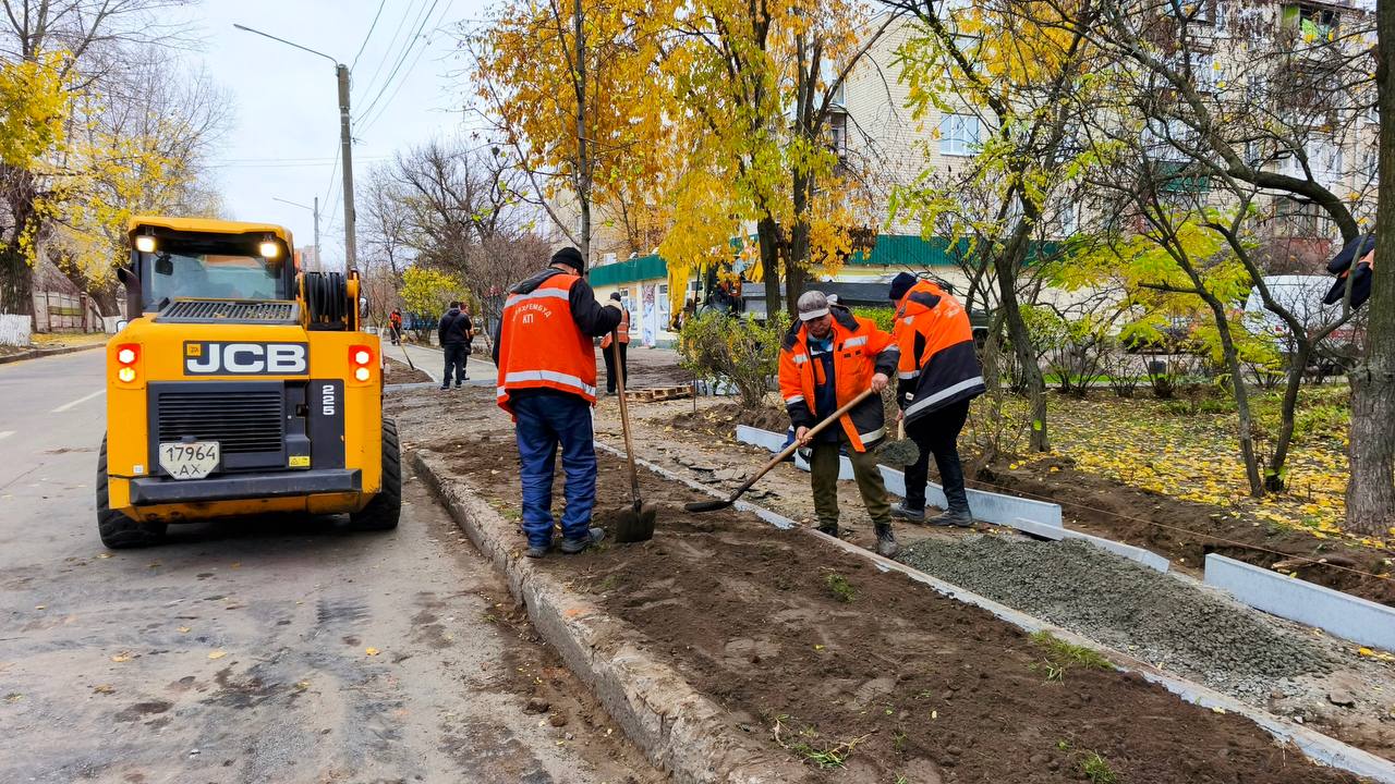 Оновлюють тротуари міста комунальники: Новини Харкова