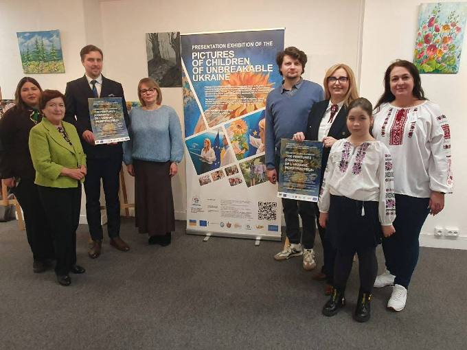Виставка «Діти Незламної України» у Парижі: роботи харківських дітей