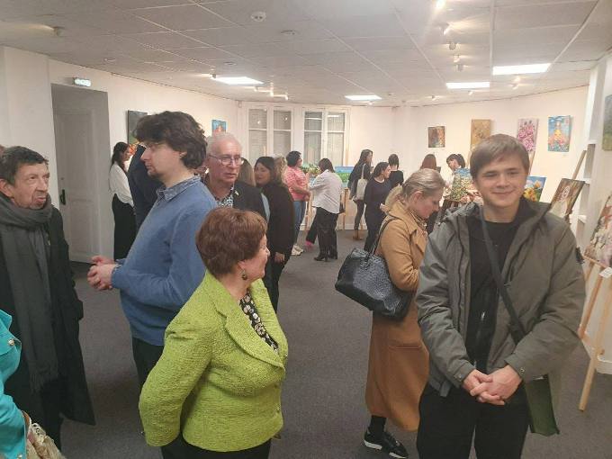 Виставка «Діти Незламної України» у Парижі: роботи харківських дітей
