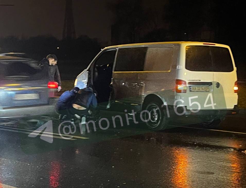 Зіткнулися мікроавтобус та легковик на міській магістрали: Новини Харкова