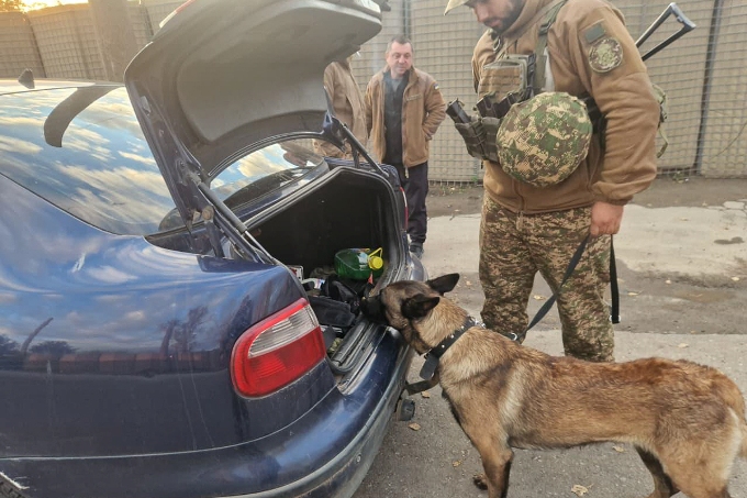 Кінологи бригади «Скіф» затримали авто з великим арсеналом зброї на блокпосту Харкова