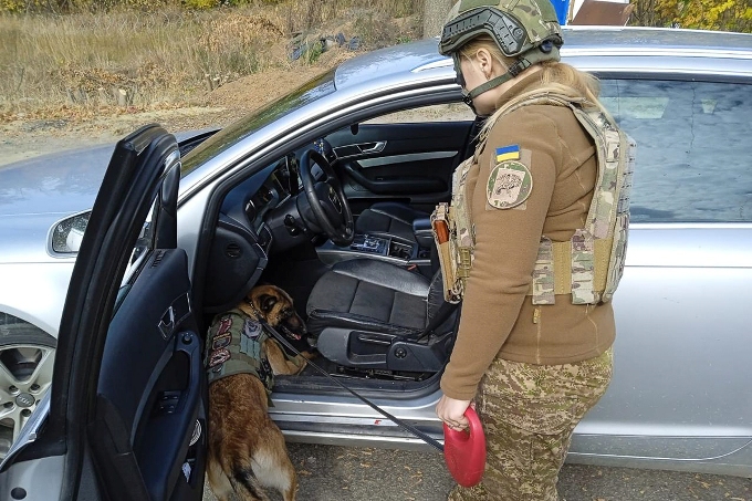 Кінологи бригади «Скіф» затримали авто з великим арсеналом зброї на блокпосту Харкова