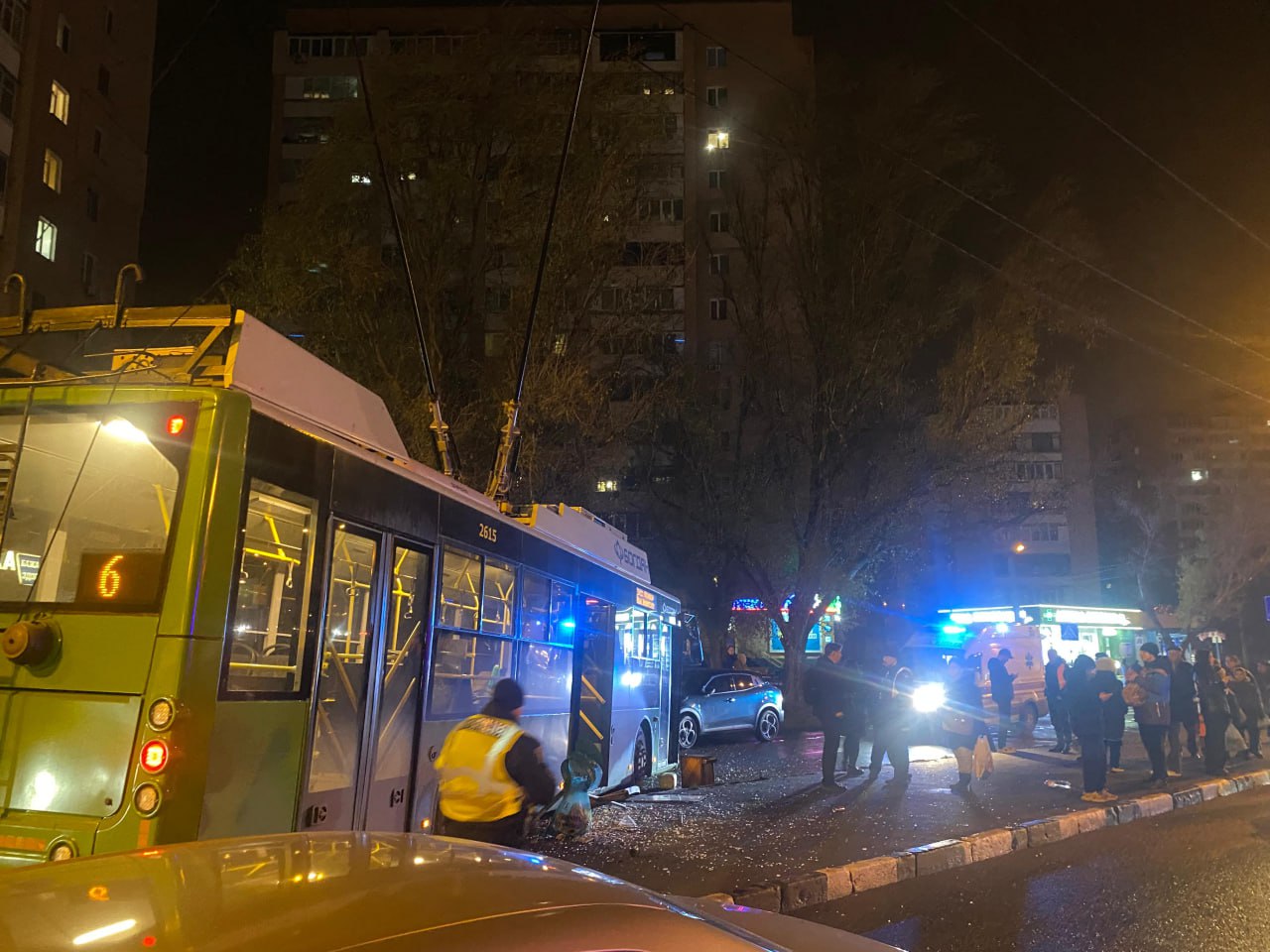Стало зле водію тролейбусу й він врізався у зупинку: Новини Харкова