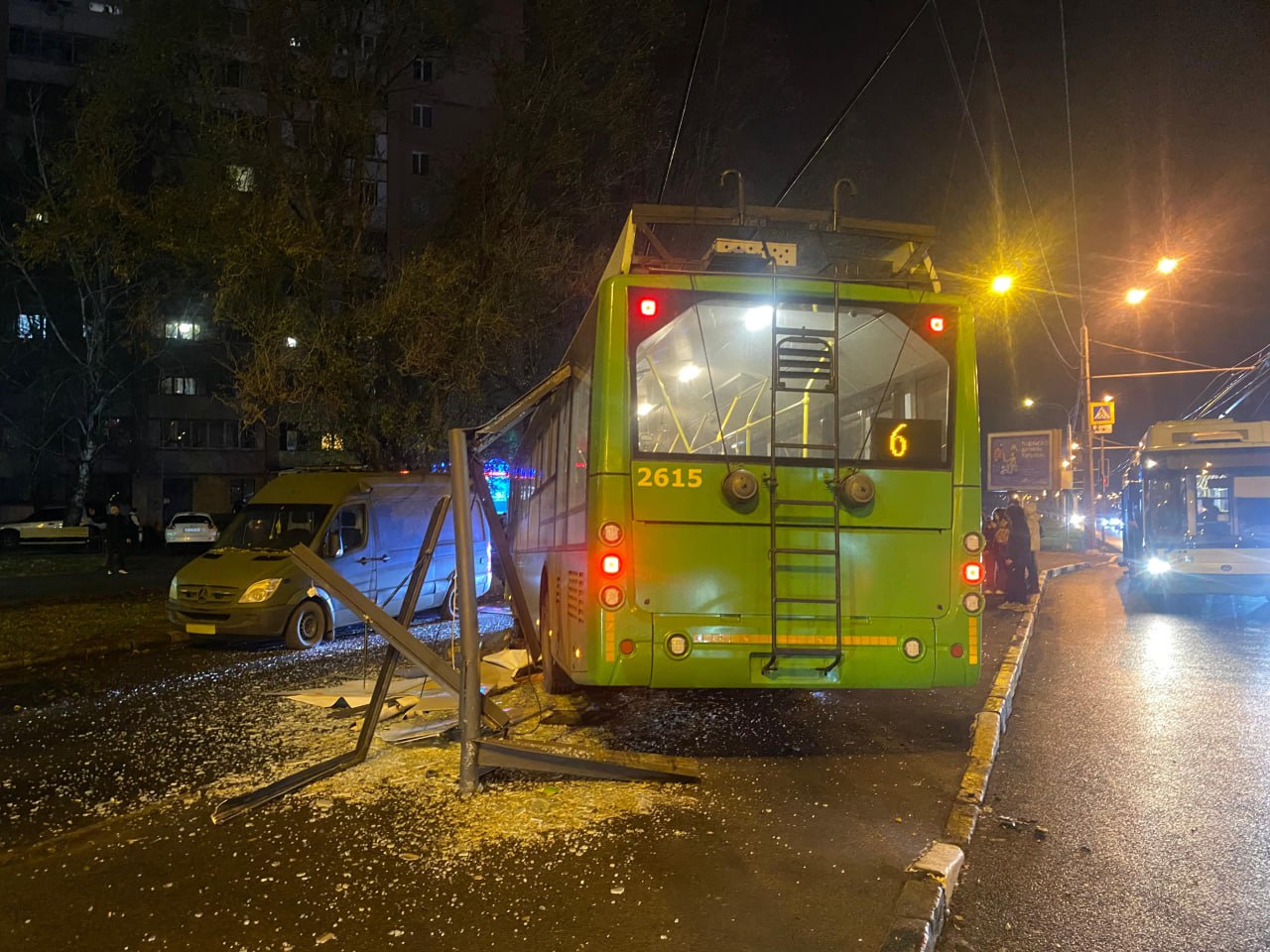 Стало зле водію тролейбусу й він врізався у зупинку: Новини Харкова