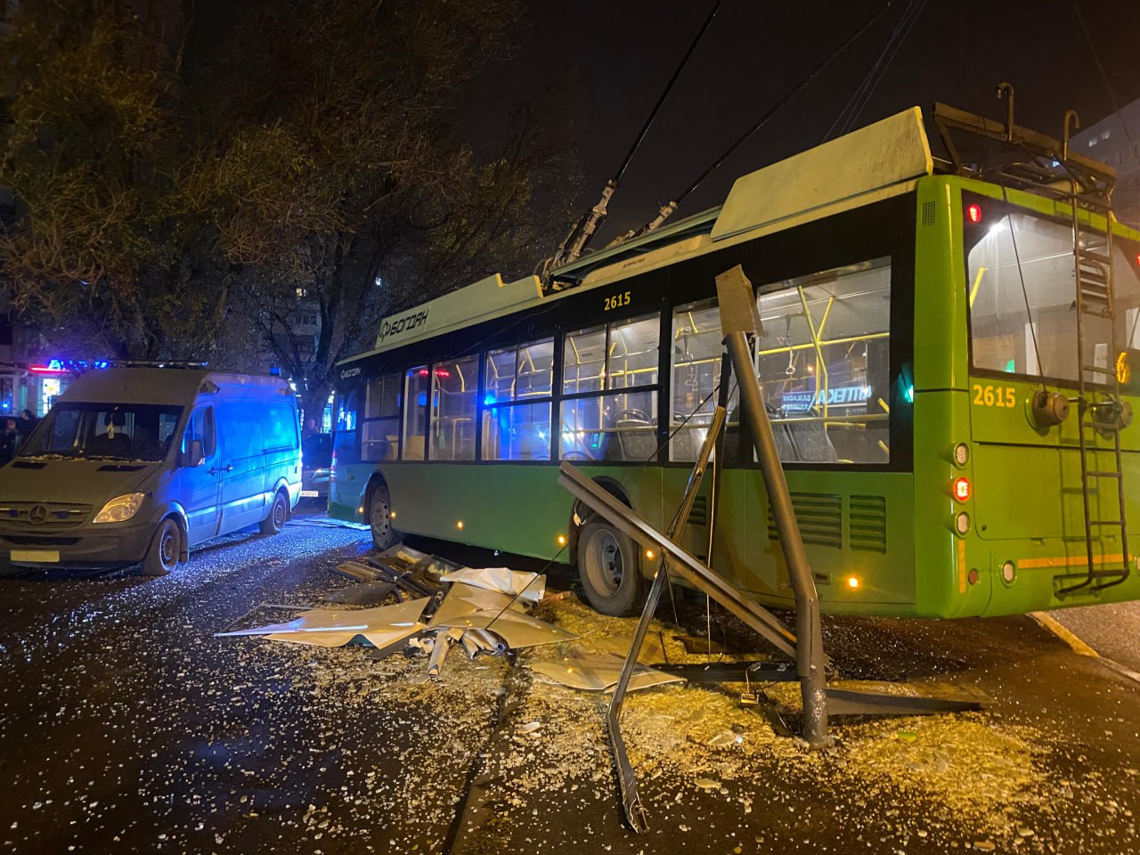 Стало зле водію тролейбусу й він врізався у зупинку: Новини Харкова