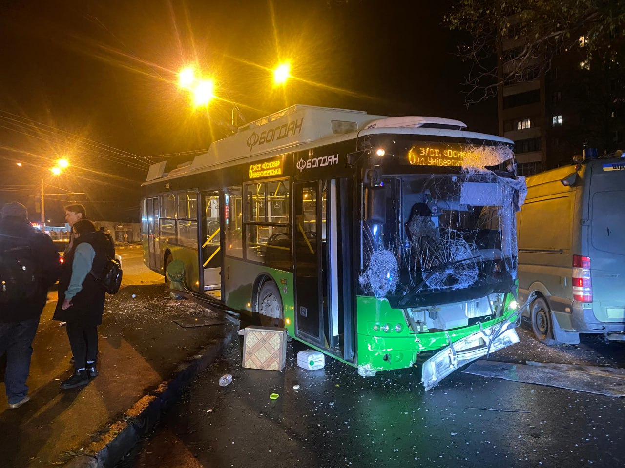 Стало зле водію тролейбусу й він врізався у зупинку: Новини Харкова