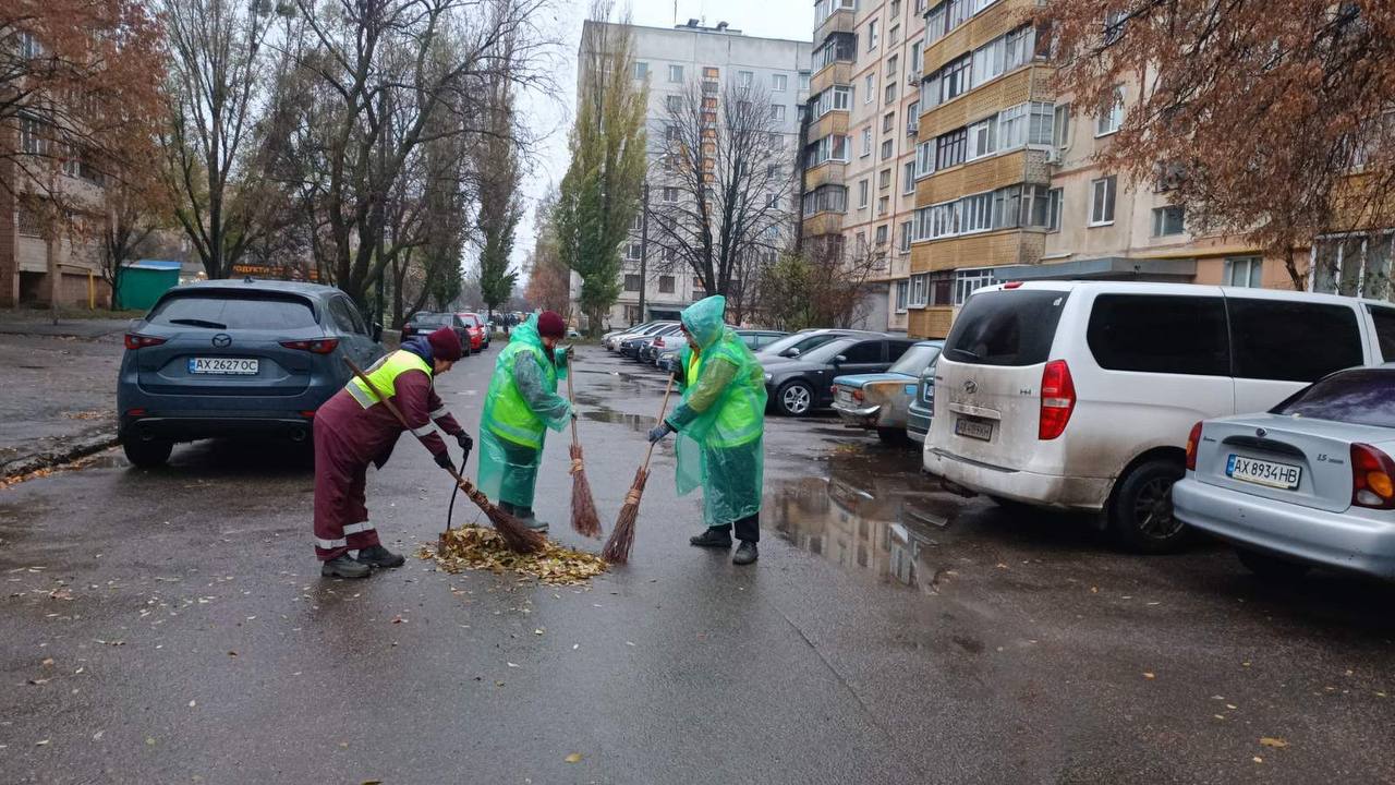 Впорядковують двори міста комунальники: Новини Харкова