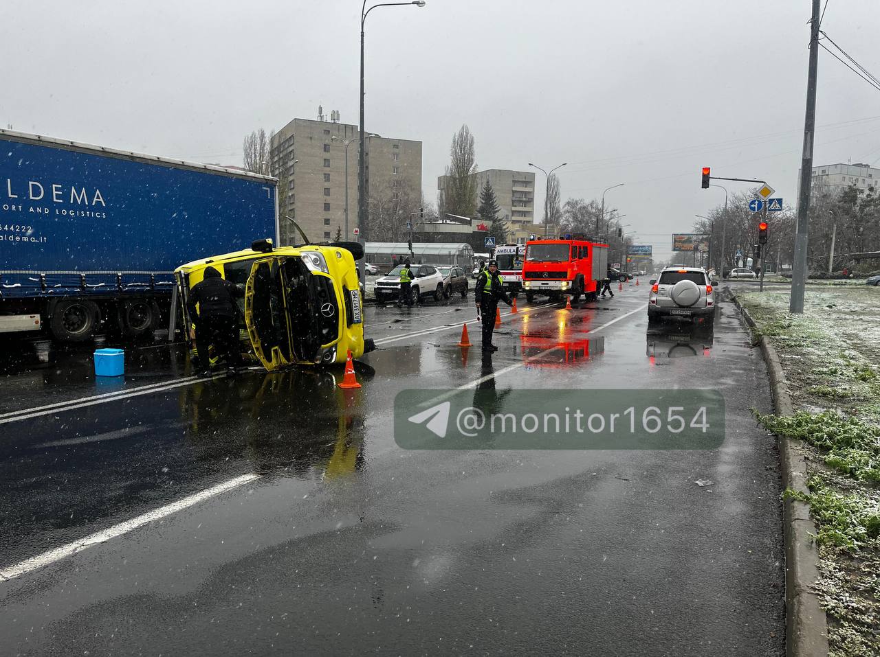 Перекинувся автомобіль швидкої допомоги на Олексіївці: Новини Харкова