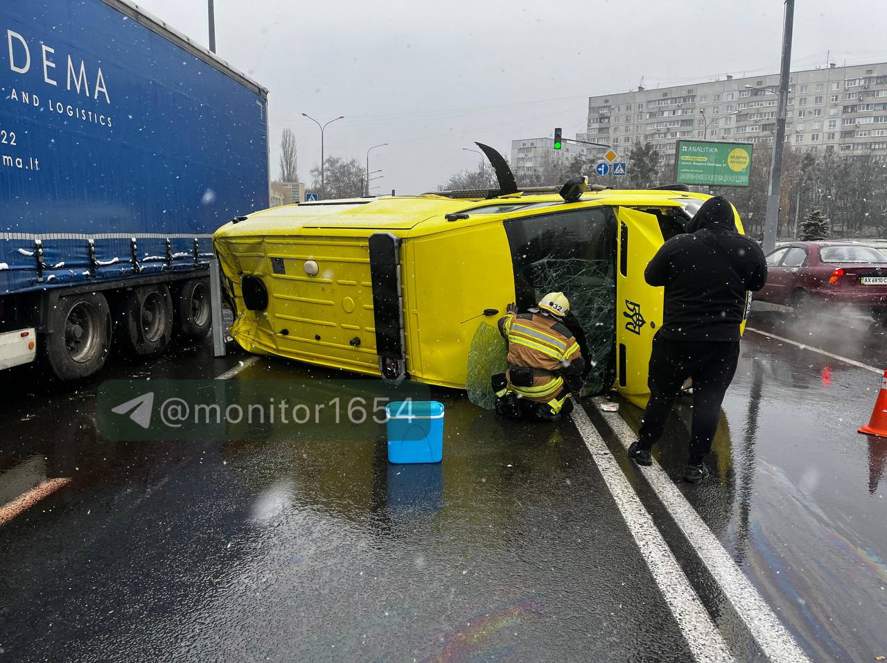 Перекинувся автомобіль швидкої допомоги на Олексіївці: Новини Харкова