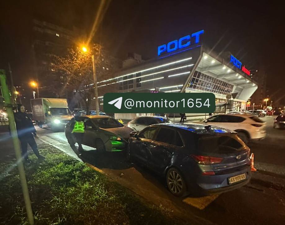 Розбилися три автівки біля супермаркету Рост: Новини Харкова
