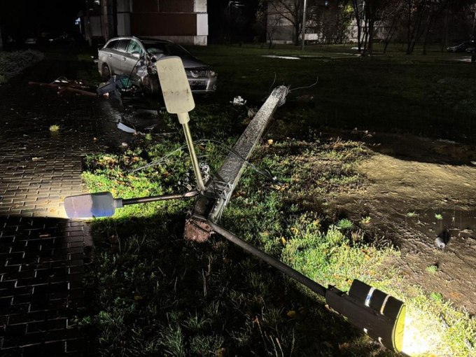 У Харкові водій влетів на дитячий майданчик постраждали підлітки