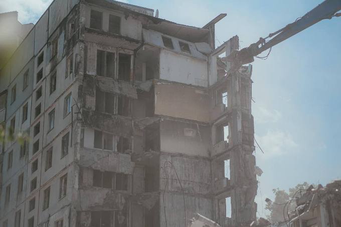 У Харкові розпочали демонтаж зруйнованих будинків