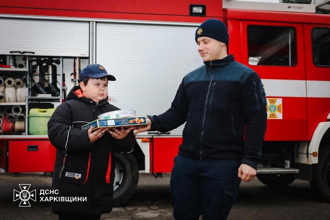 У Харкові відзначили хлопчика, який врятував себе та бабусю під час пожежі