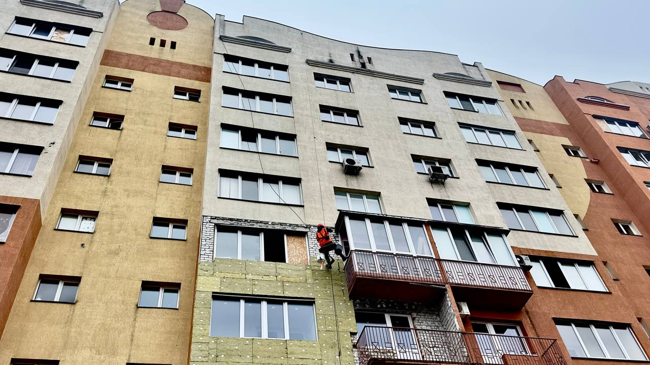 Відновлюють постраждалий від обстрілів багатоквартирний житловий будинок: Новини Харкова