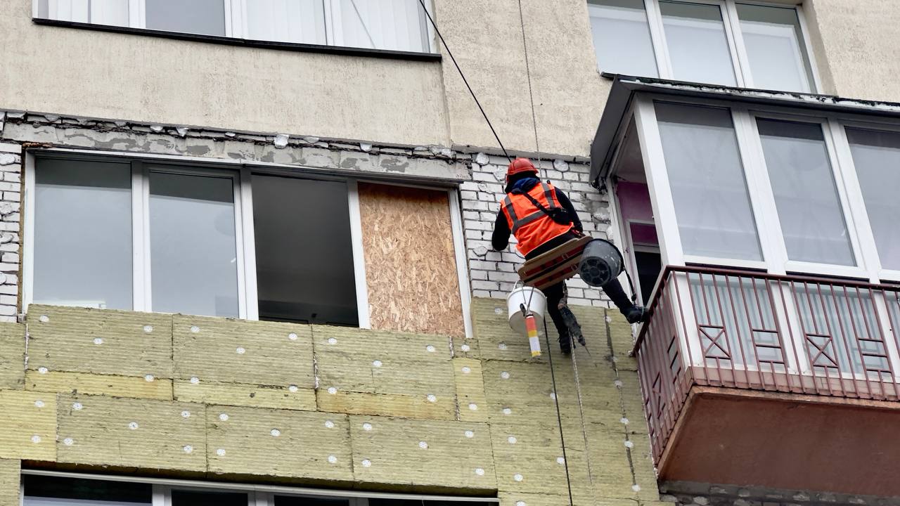 Відновлюють постраждалий від обстрілів багатоквартирний житловий будинок: Новини Харкова