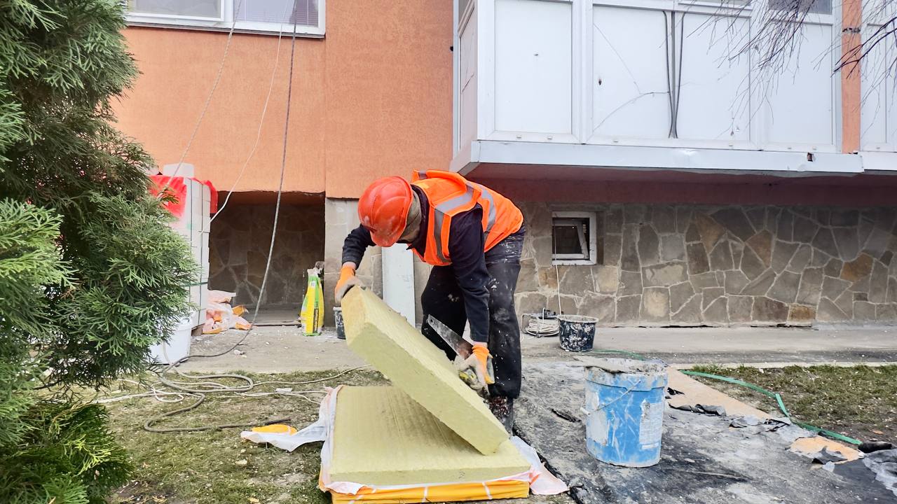 Відновлюють постраждалий від обстрілів багатоквартирний житловий будинок: Новини Харкова