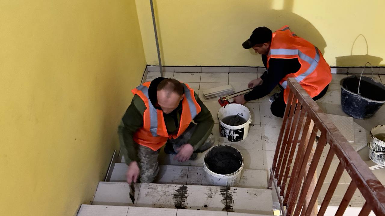 Відновлюють постраждалий від обстрілів багатоквартирний житловий будинок: Новини Харкова