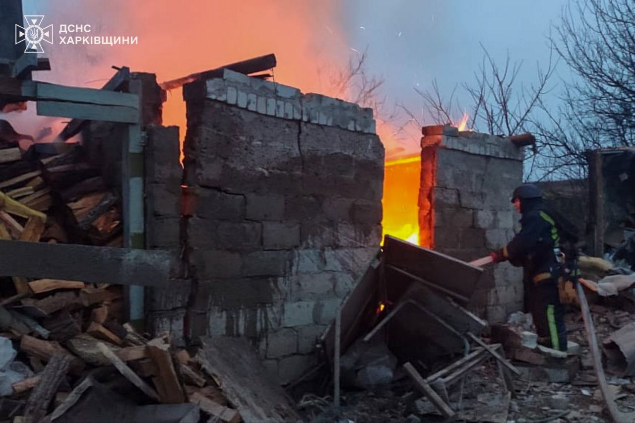 Спалахнули пожежі на місці влучання російської бомби: Новини Харкова
