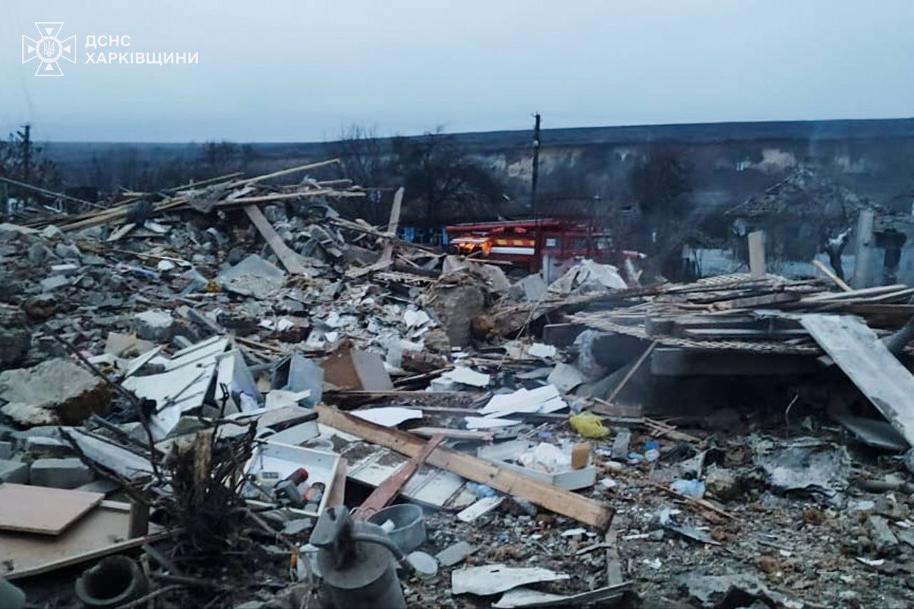 Спалахнули пожежі на місці влучання російської бомби: Новини Харкова