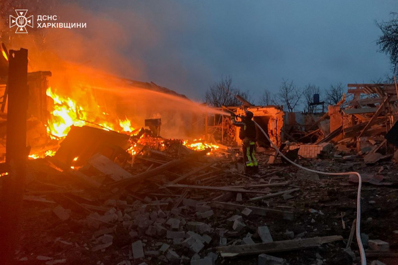 Спалахнули пожежі на місці влучання російської бомби: Новини Харкова