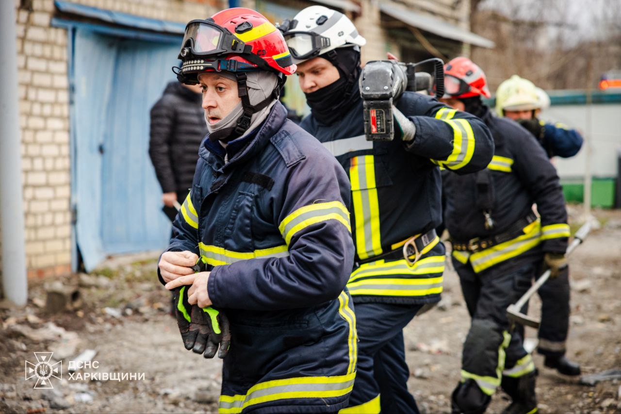 Продовжують рятувальні роботи на місці вибуху рятувальники: Новини Харкова
